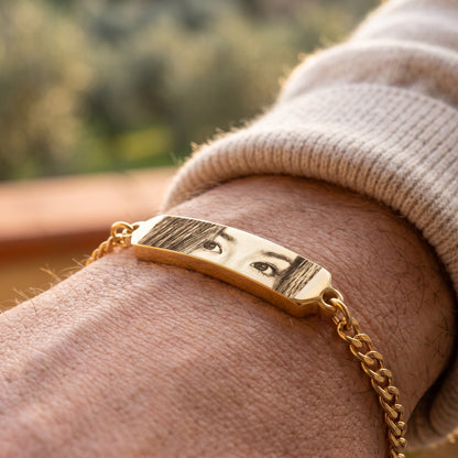 Bracelet regard doré porté au poignet