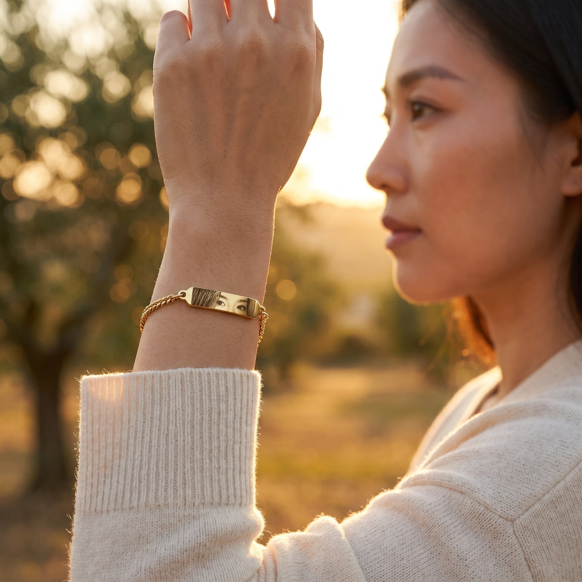 Femme portant le bracelet regard doré avec gravure photo