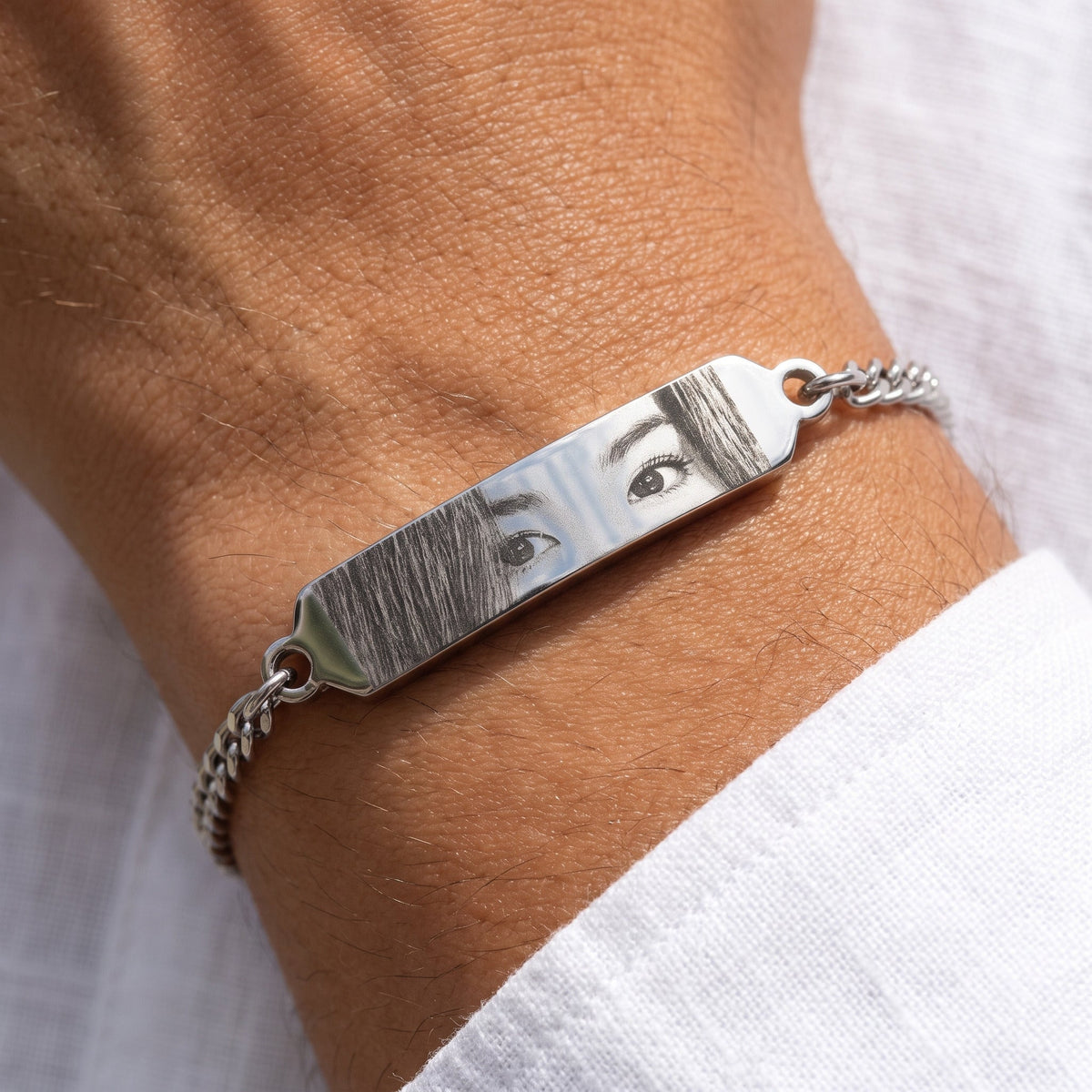 Bracelet regard argenté porté au poignet