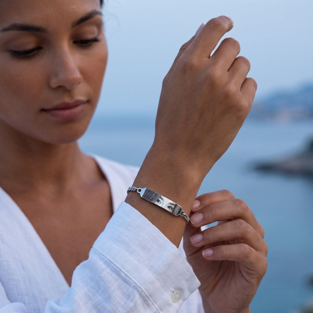 Femme portant le bracelet regard argenté avec gravure photo