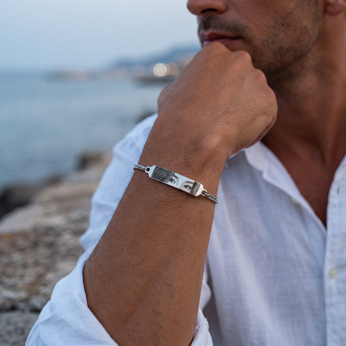 Homme portant le bracelet regard argenté avec gravure photo