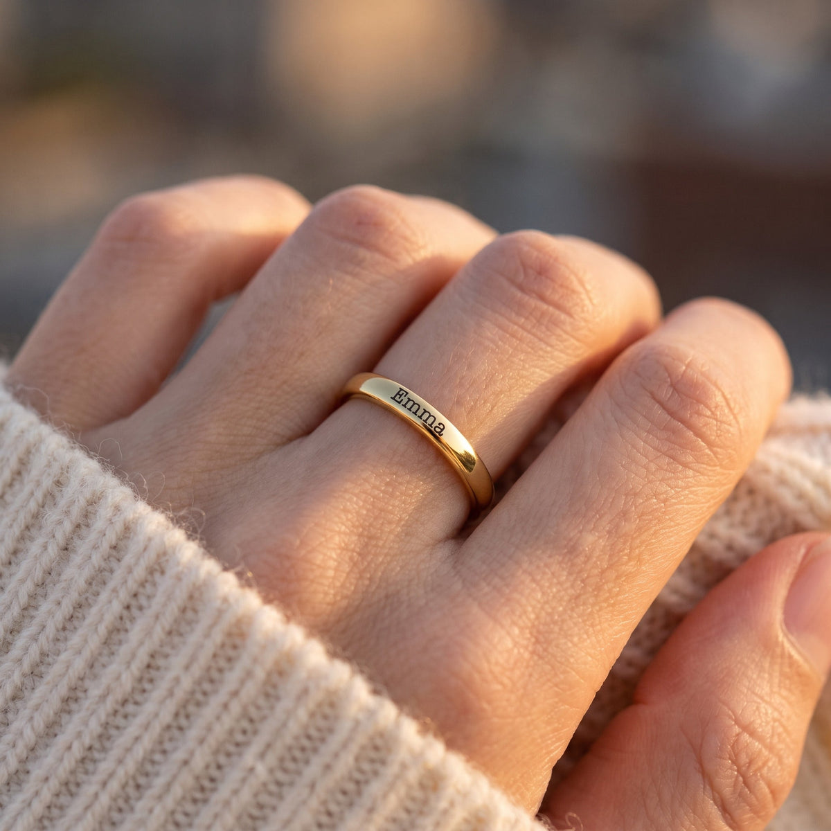 Bague fine empilable avec prénom – or – portée, gros plan