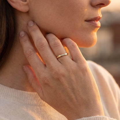 Bague fine empilable avec prénom – or – portée
