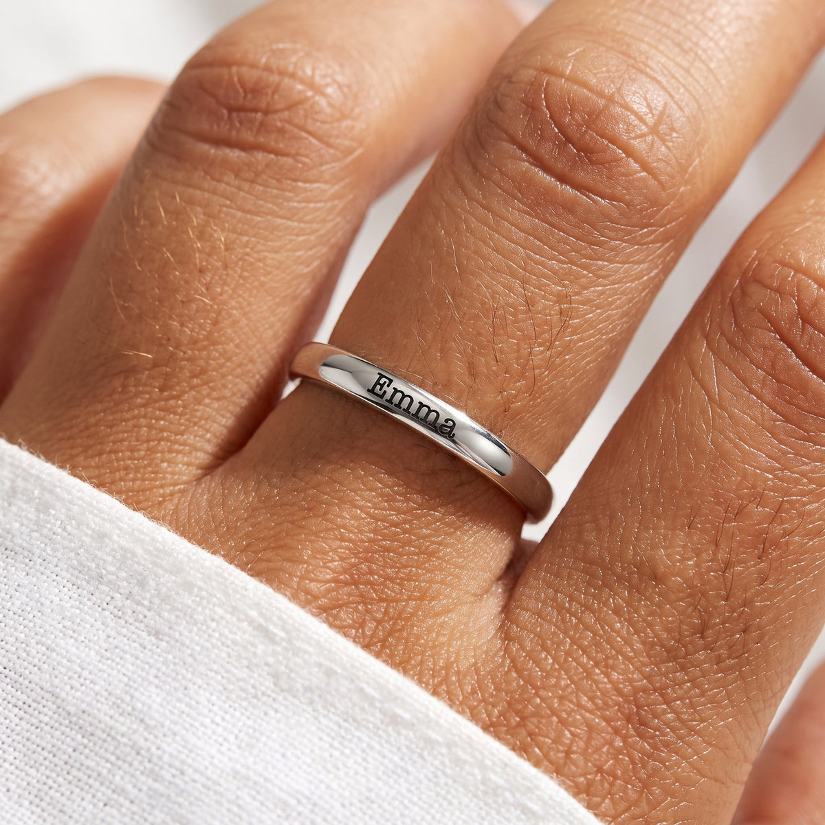 Bague fine empilable avec prénom – argent – portée, gros plan