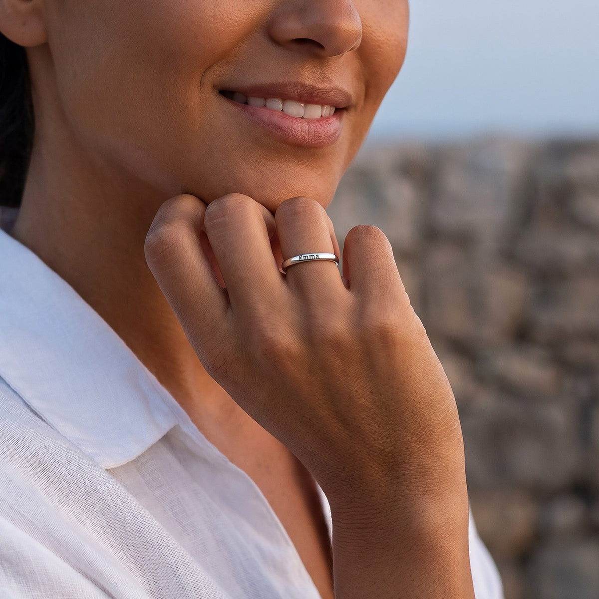 Bague fine empilable avec prénom – argent – portée