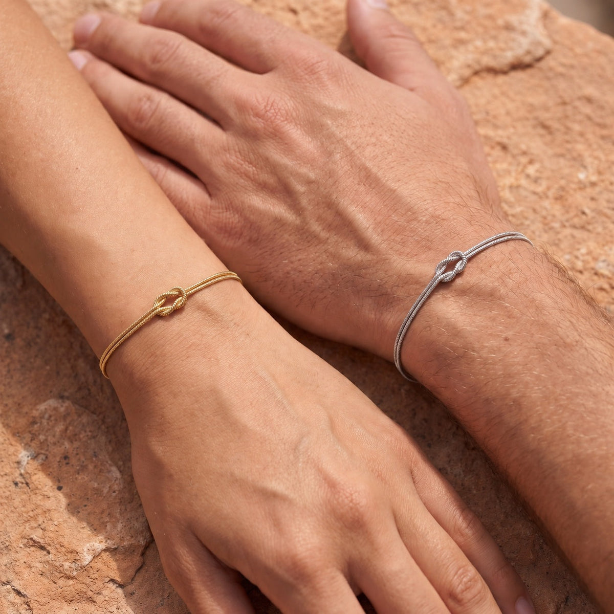 Bracelet Forever Knot – or & argent – porté, gros plan