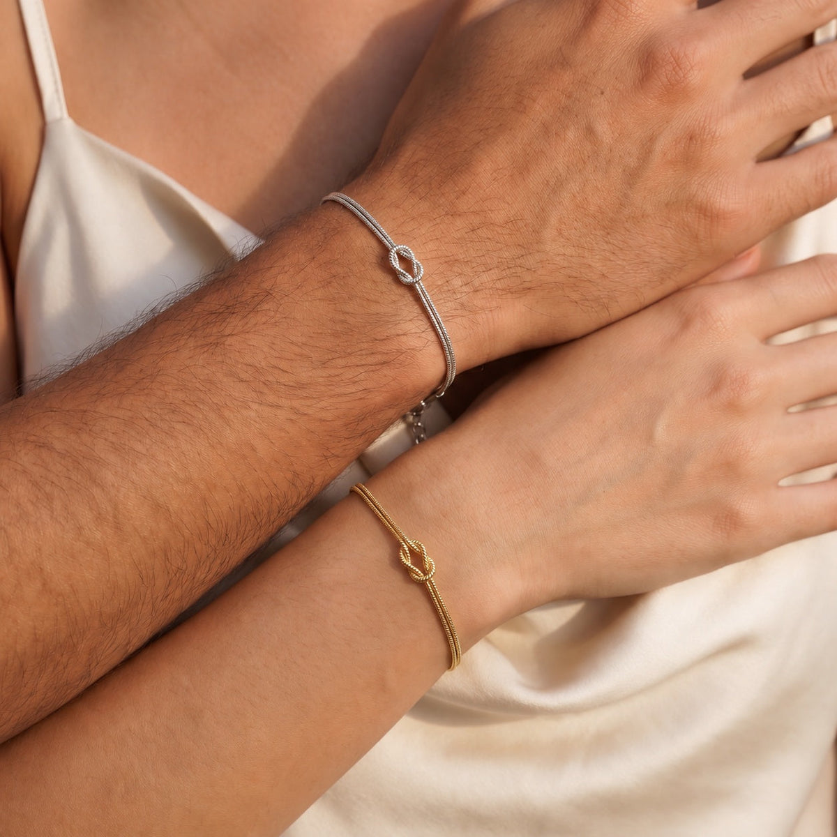 Bracelet Forever Knot – or & argent – porté, gros plan 2