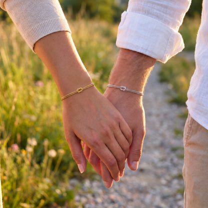 Bracelet Forever Knot – or & argent – couple main dans la main